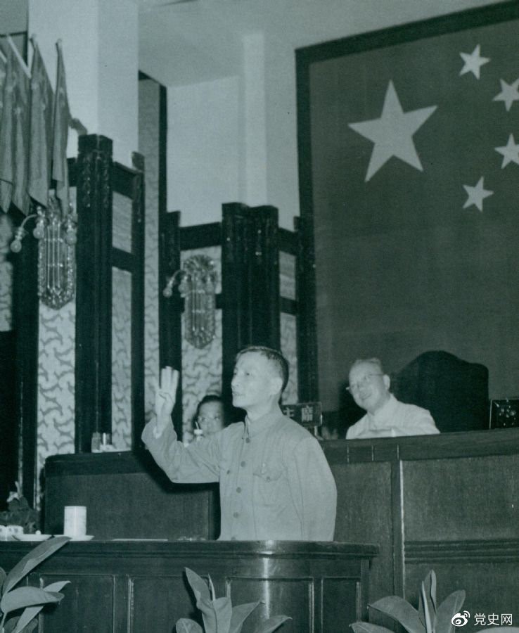 1951年9月3日,陈云在中央人民政府委员会第十二次会议上作关于财政、农业生产和市场等问题的报告。
