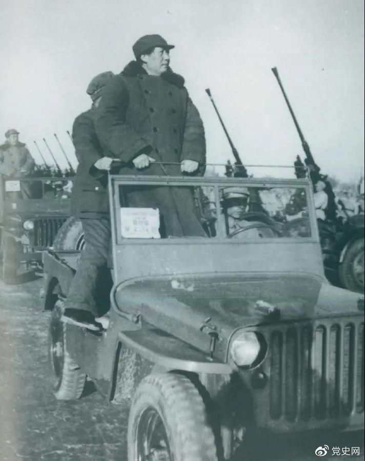 1949年3月25日,毛泽东在北平西苑机场检阅部队。
