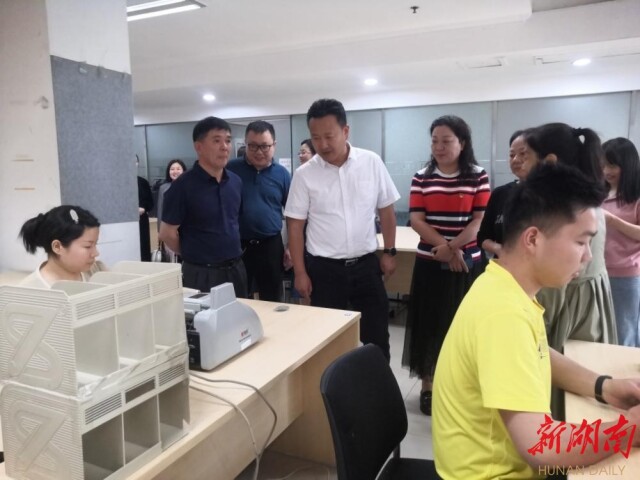 西甲联赛官网:党委书记访企拓岗下功夫