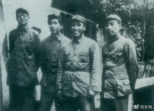 1937年8月22日至25日,中共中央在洛川冯家村举行政治局扩大会议(即洛川会议)。图为毛泽东和朱德、周恩来、林伯渠的合影。