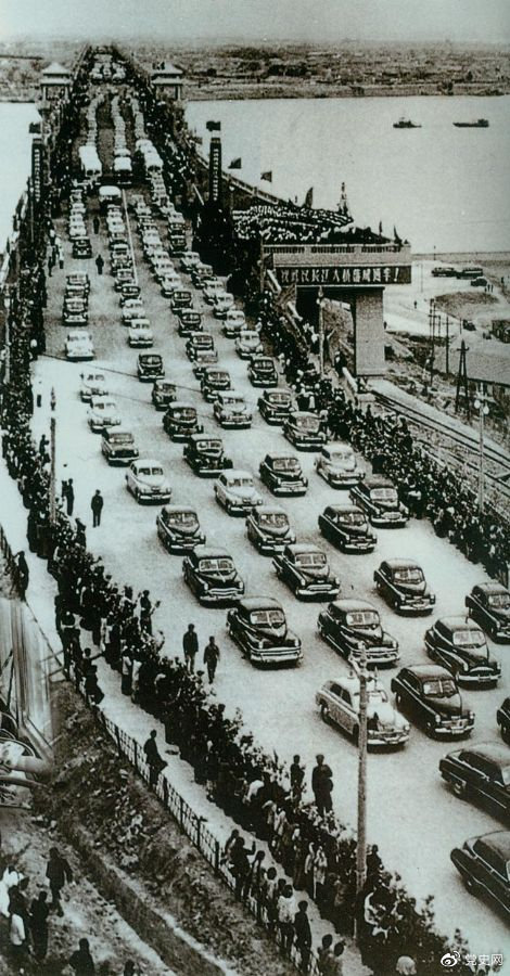 1957年10月15日,武汉长江大桥举行通车典礼。这是中国在长江上修建的第一座铁路、公路两用桥梁。图为通车典礼。