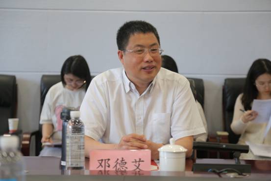 校长邓德艾 (1)